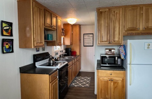 Kent Cottage | 1 Bedroom house and yard w/partial lakeview between Niagara Falls and Rochester
