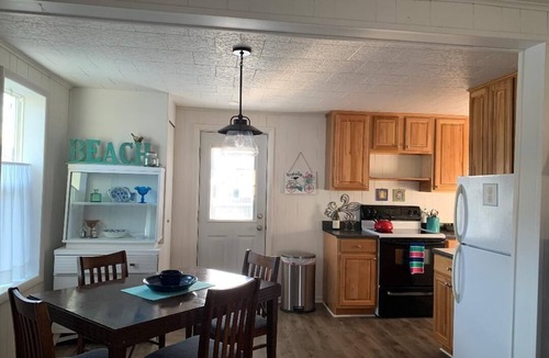 Kent Cottage | 1 Bedroom house and yard w/partial lakeview between Niagara Falls and Rochester