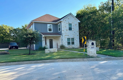 College Station House | 1-bedroom house with WiFi, AC close to campus and North Gate.