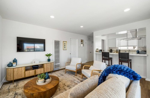 The Strand Apartment | 1-Bedroom in Downtown Manhattan Beach Steps to The Sand With Parking