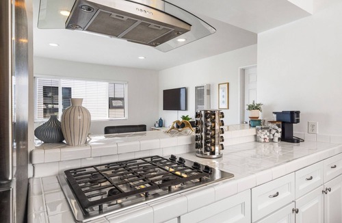 The Strand Apartment | 1-Bedroom in Downtown Manhattan Beach Steps to The Sand With Parking