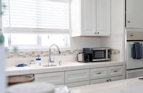 The Strand Apartment | 1-Bedroom in Downtown Manhattan Beach Steps to The Sand With Parking