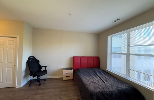 Revere Bed & Breakfast | 1 Bedroom in Revere with central AC and 24hr gym access