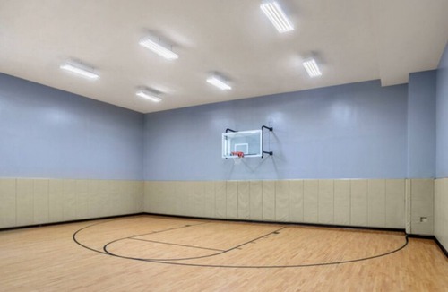 Revere Bed & Breakfast | 1 Bedroom in Revere with central AC and 24hr gym access