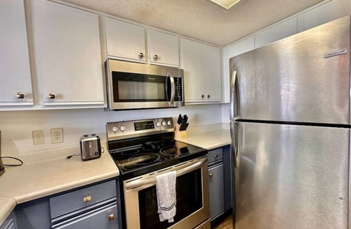 Crescent Beach Condo | 1 bedroom King bed North MB 441