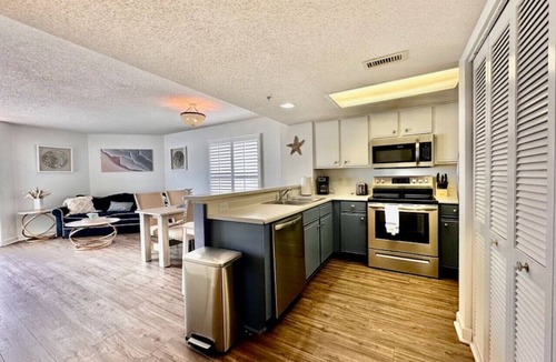 Crescent Beach Condo | 1 bedroom King bed North MB 441