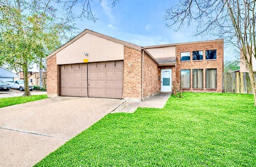 Addicks House | 1 Bedroom King Bed Bungalow-Kitchen-Living Rm-Patios-Garage-Park-Energy Corridor