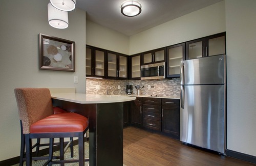 The Colony Condo | 1 Bedroom | Outdoor Pool, Free Wi-Fi & Breakfast