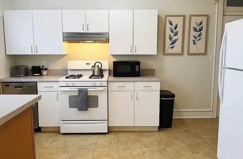 Skokie Apartment | 1-Bedroom Pad | Cozy + All-Set
