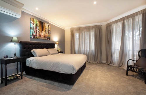 Stirling Bed & Breakfast | 1 bedroom Pool Side Apartment