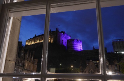 Old Town Apartment | 1 bedroom property with a fantastic view of Edinburgh Castle in the heart of the Old Town