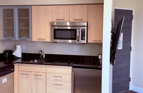 East Fort Lauderdale Apartment | 1-Bedroom Queen Suite with Sofa Bed & Kitchenette