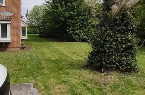 Coppetts Apartment | 1 bedroom refurbished flat with free parking