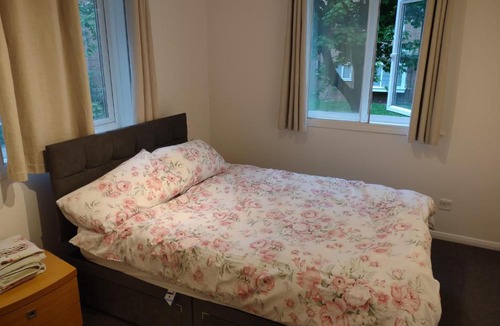 Coppetts Apartment | 1 bedroom refurbished flat with free parking