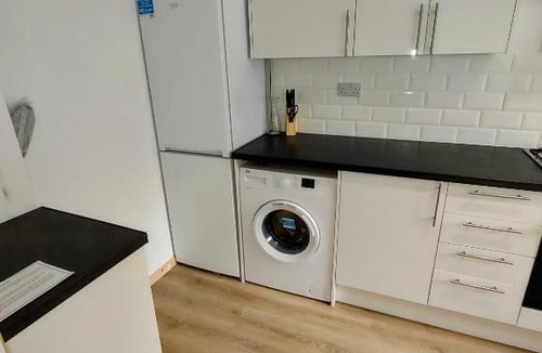 Coppetts Apartment | 1 bedroom refurbished flat with free parking