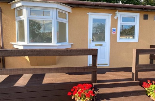 Bailleston Ski Chalet | 1- Bedroom Semi-detached Chalet Uddingston Glasgow
