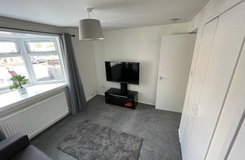 Bailleston Ski Chalet | 1- Bedroom Semi-detached Chalet Uddingston Glasgow