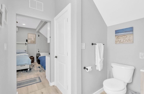 Capri Isle Apartment | 1 Bedroom Studio in Waterfront Building with Dock Access