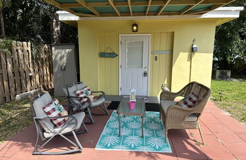 Lake Worth Corridor House | 1 Bedroom Studio Cottage Patio Grill Firepit Parking