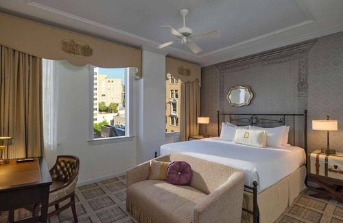 Downtown Austin Hotel | 1-Bedroom Suite at a 4.5⭐️ Hotel