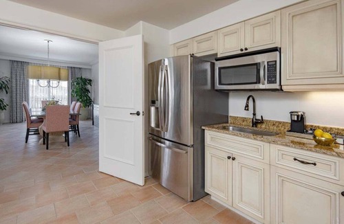 Florida Center Hotel | 1-Bedroom Suite at a 4⭐️ Hotel