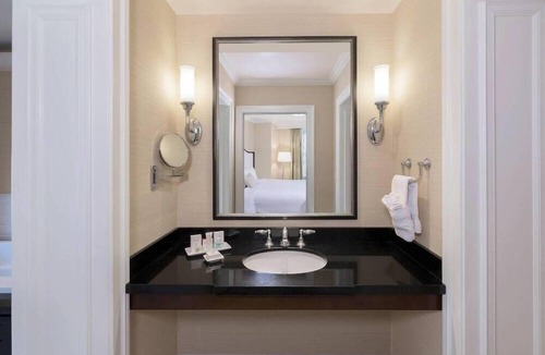 Country Club Plaza Area Hotel | 1-Bedroom Suite at a 4⭐️ Hotel