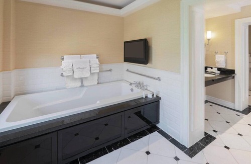 Country Club Plaza Area Hotel | 1-Bedroom Suite at a 4⭐️ Hotel