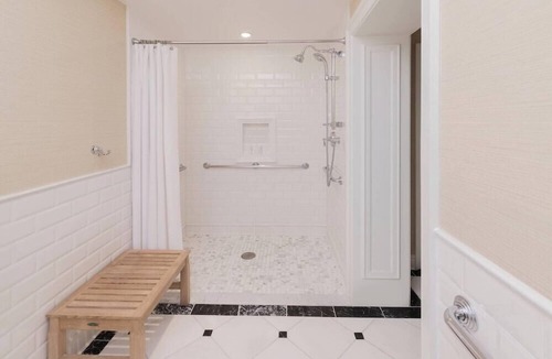 Country Club Plaza Area Hotel | 1-Bedroom Suite at a 4⭐️ Hotel