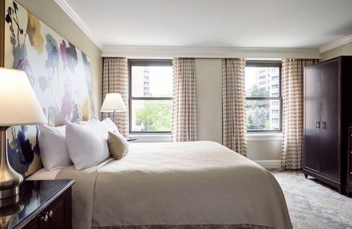 Country Club Plaza Area Hotel | 1-Bedroom Suite at a 4⭐️ Hotel