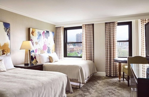 Country Club Plaza Area Hotel | 1-Bedroom Suite at a 4⭐️ Hotel