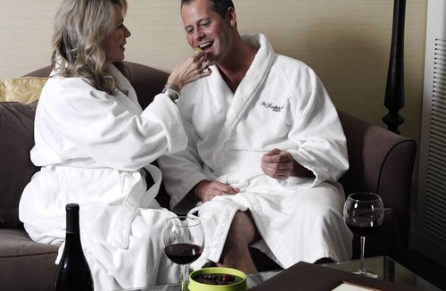 Country Club Plaza Area Hotel | 1-Bedroom Suite at a 4⭐️ Hotel