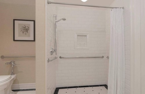Country Club Plaza Area Hotel | 1-Bedroom Suite at a 4⭐️ Hotel