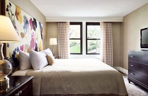 Country Club Plaza Area Hotel | 1-Bedroom Suite at a 4⭐️ Hotel