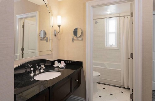 Country Club Plaza Area Hotel | 1-Bedroom Suite at a 4⭐️ Hotel