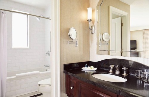 Country Club Plaza Area Hotel | 1-Bedroom Suite at a 4⭐️ Hotel