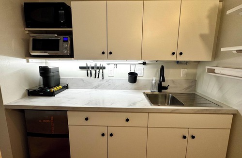Carleton Place Apartment | 1 bedroom Suite: Kitchenette, parking, central - upper level