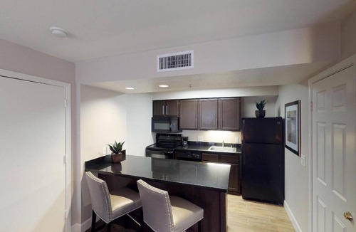 Brea Hotel | 1-Bedroom Suite w/Full Kitchen & Outdoor Pool: 2.7 mi to Craig Regional Park
