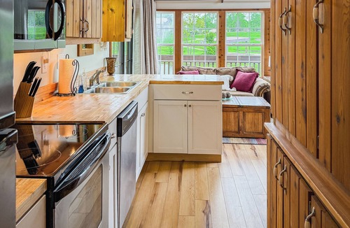 Cobden House | 1 Bedroom Tiny Home Cabin - Hot Tub, Waterfront and Next Door to a Winery!