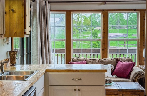Cobden House | 1 Bedroom Tiny Home Cabin - Hot Tub, Waterfront and Next Door to a Winery!