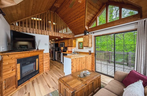 Cobden House | 1 Bedroom Tiny Home Cabin - Hot Tub, Waterfront and Next Door to a Winery!