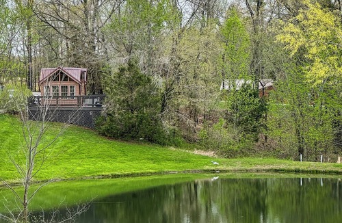 Cobden House | 1 Bedroom Tiny Home Cabin - Hot Tub, Waterfront and Next Door to a Winery!