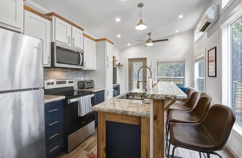 Driftwood House | 1 Bedroom Tiny House i Cowboy pool