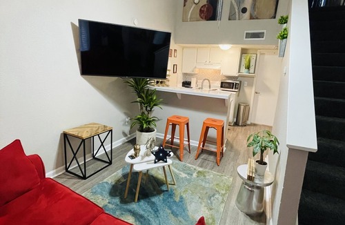 Central Arlington Apartment | 1 bedrooms 2 beds LOFT Quiet and comfortable 75” tv