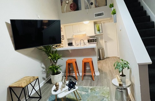Central Arlington Apartment | 1 bedrooms 2 beds LOFT Quiet and comfortable 75” tv