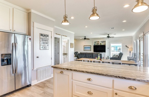 Crystal Beach Cottage | 1 Block to Shore: Crystal Beach Gem, Deck & Views