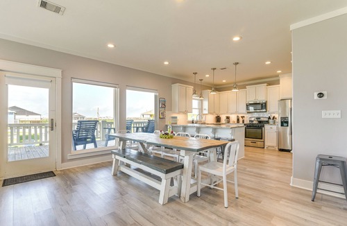 Crystal Beach Cottage | 1 Block to Shore: Crystal Beach Gem, Deck & Views