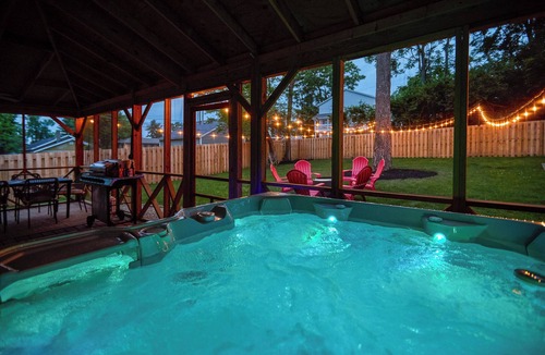 Bloomington House | 🔴⚪️ 1 Block to Tailgate Fields 🔴⚪️ Hot Tub Fire Pit - Private Yard - Grill