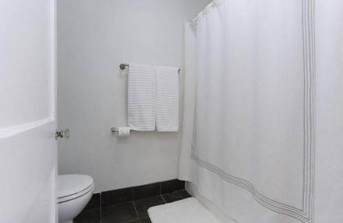 Tobin Hill House | 1 BR 1BA Downtown Riverwalk Golf Zoo and Pearl