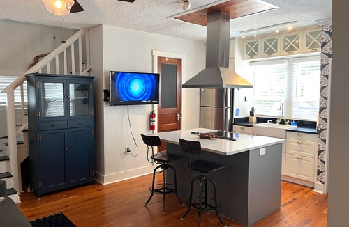 Monte Vista House | 1 BR back house w/chef's kitchen near downtown
