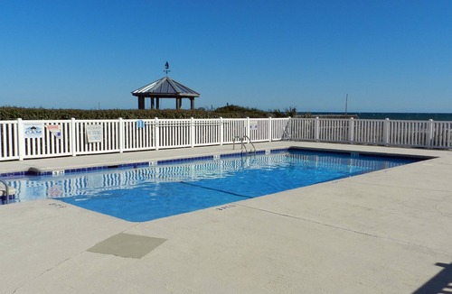 Ocean Isle Beach Condo | 1 BR CONDO ACROSS ST FROM BEACH. 7 NIGHT MINIMUM JUNE 1 TO AUGUST 31